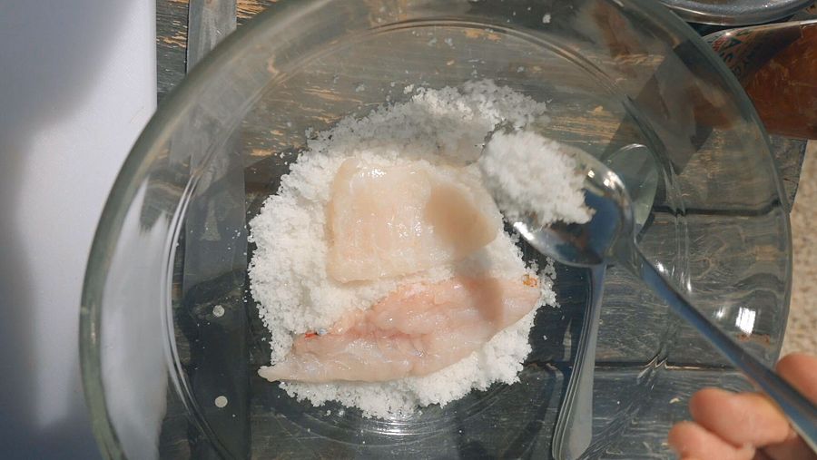 Cubrimos el pescado con sal