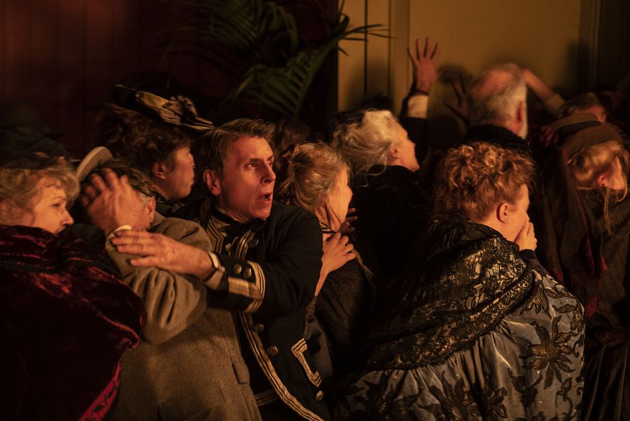 Muchas personas quedaron atrapadas en el edificio del Bazar de la Caridad cerca de los Campos Elíseos