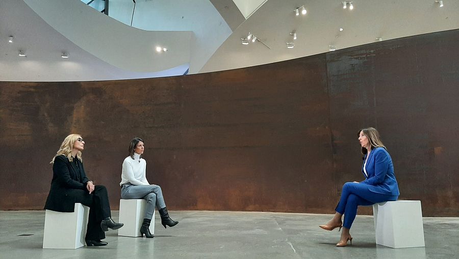 Ana Blanco entrevista a dos mujeres en el interior del Museo Guggenheim.