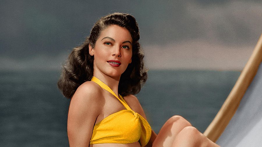 Ava Gardner posando vestida con un bikini de color amarillo