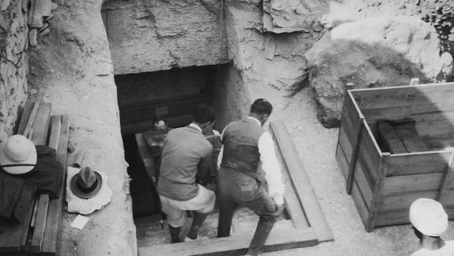 Escalera y puerta de entrada a la tumba recién descubierta del faraón Tutankamón en el Valle de los Reyes, en Egipto