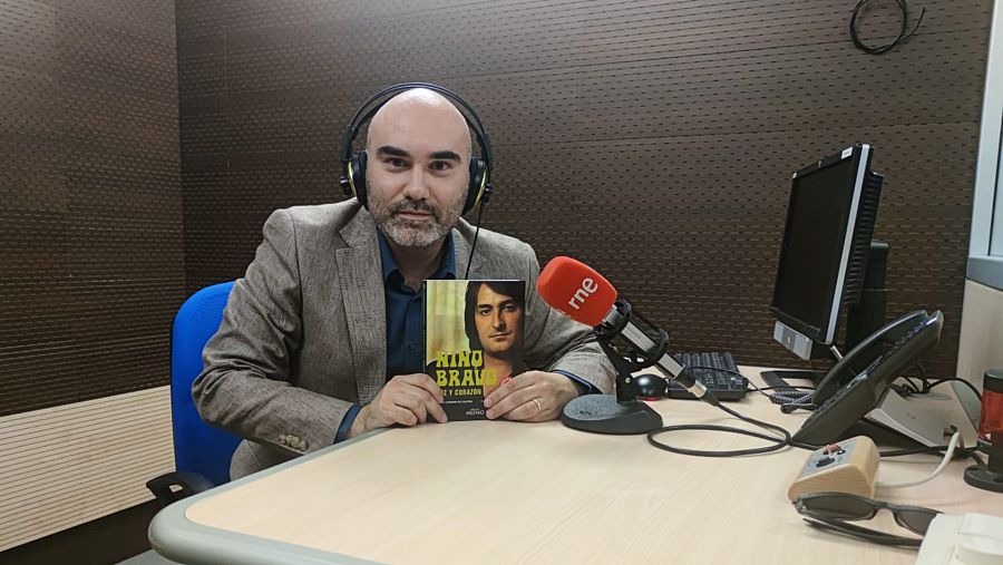 Darío Ledesma, autor de la biografía autorizada de Nino Bravo en los estudios de RNE