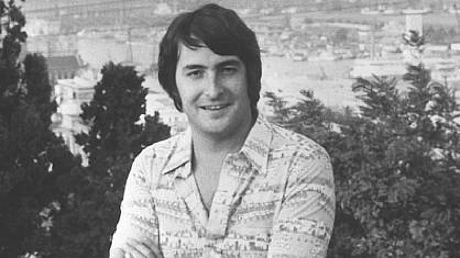 El cantante Nino Bravo fotografiado en plena naturaleza