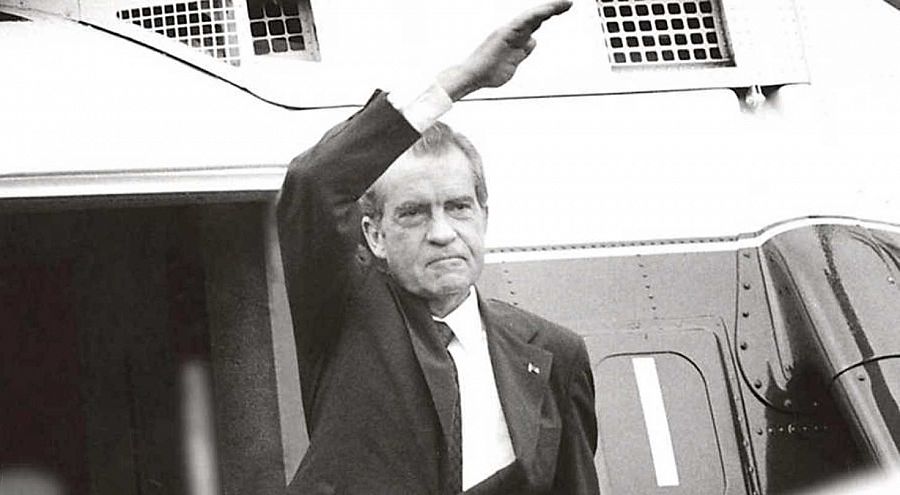 El entonces presidente de Estados Unidos Richard Nixon saludando al salir de un avión