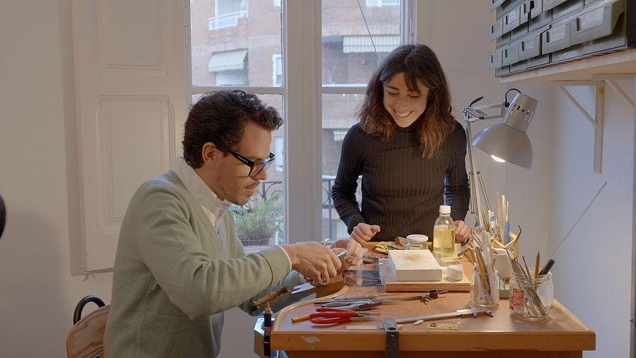 Mireia Arasa ensenya a Juan Avellaneda a fer joies al seu taller