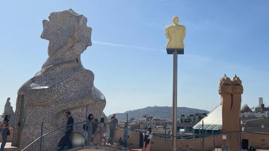 L'obra 'Day-Night' (2012) vigila la ciutat de Barcelona des del terrat de la Pedrera