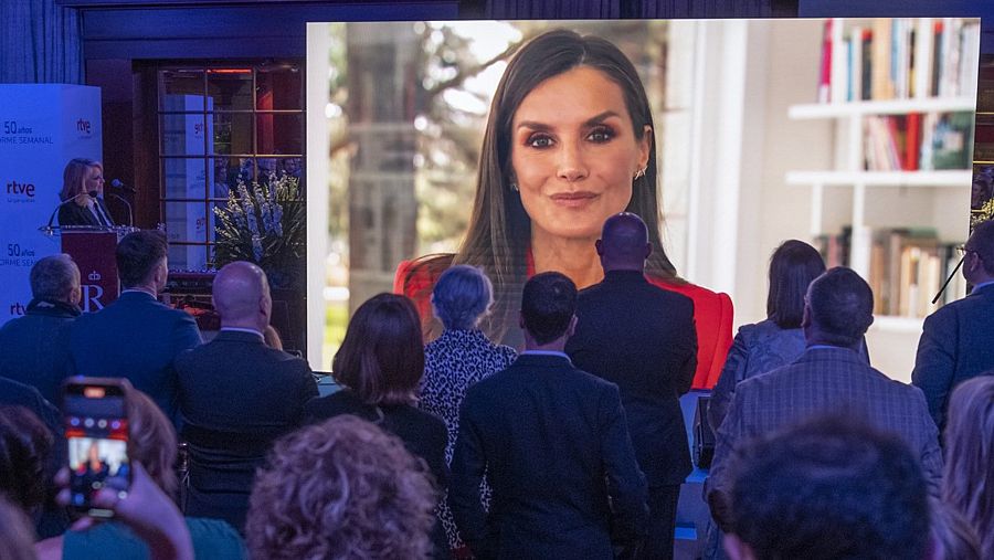 Los asistentes al 50º aniversario de Informe Semanal en el Teatro Real escuchan atentos el mensaje de la reina.
