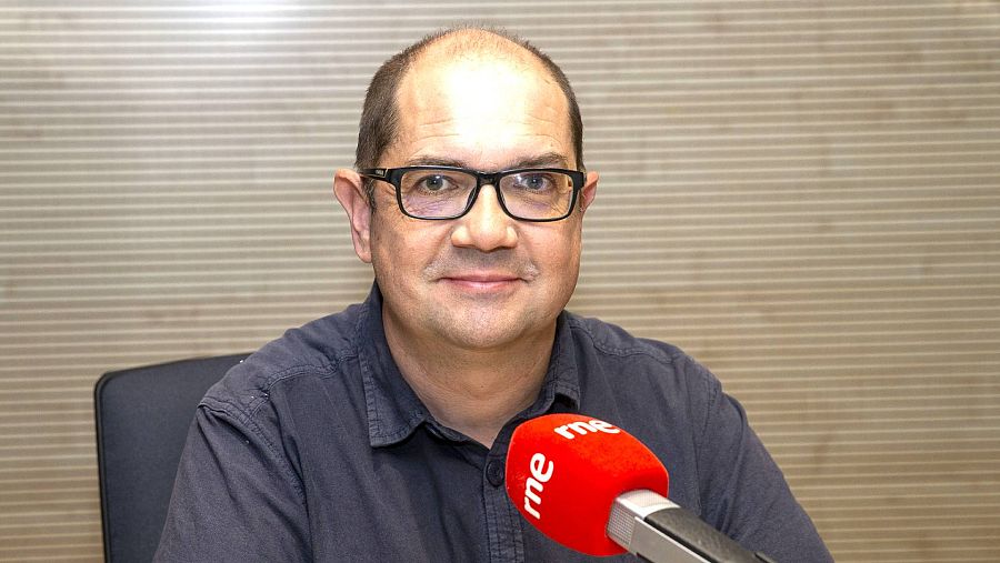 Nacho Ares posando en un estudio de Radio Nacional