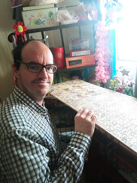 Eduardo disfrutando de uno de sus pasatiempos favoritos, hacer puzzles