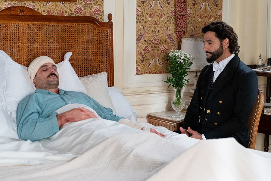 Mauro cuida de Manuel durante el coma