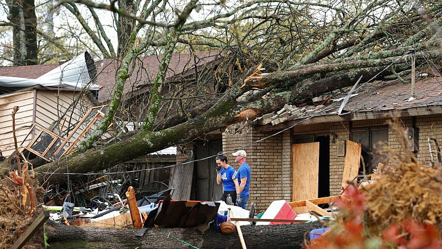 Varios árboles caídos sobre una casa de Sherwood, Arkansas.