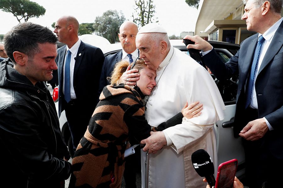 Una madre, desconsolada por la muerte de su hija, abraza al papa