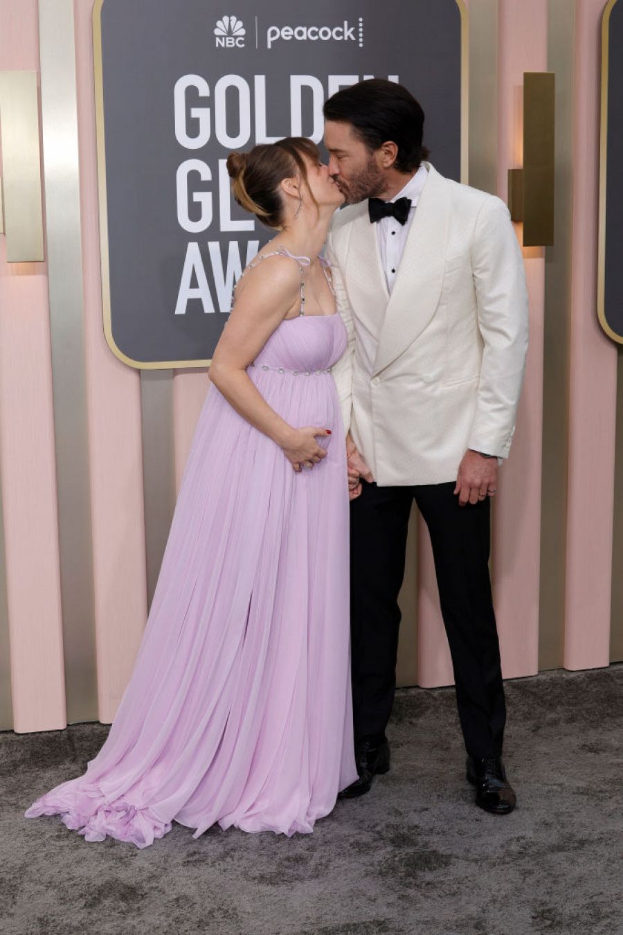 Kaley Cuoco y Tom Pelphrey en los Globos de Oro 2023: la pareja presumió de amor y la actriz, de embarazo