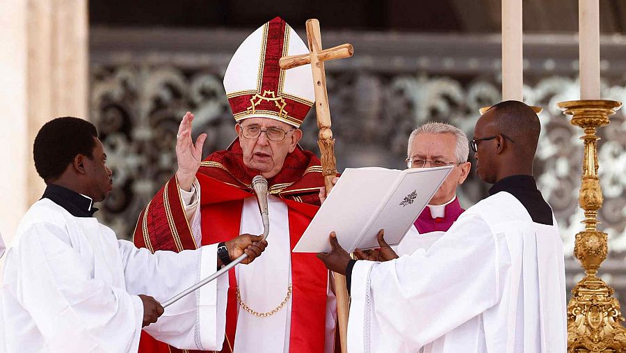 El papa bendice a los fieles mientras reza el Ángelus al final de la misa del Domingo de Ramos.