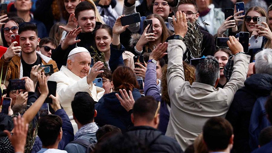 Cientos de jóvenes han acudido a la Plaza de San Pedro durante la celebración del Domingo de Ramos.