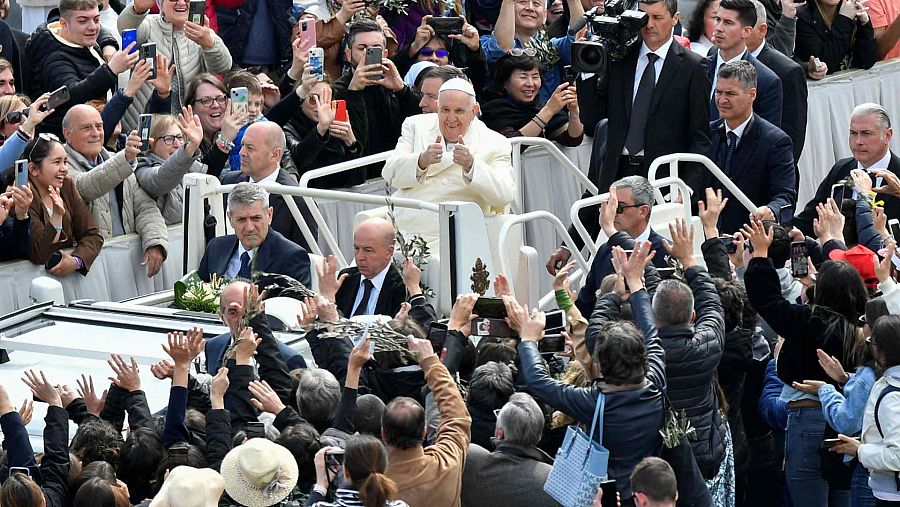 Francisco, aún convaleciente, ha reaparecido en la plaza de San Pedro ante unos 30.000 fieles