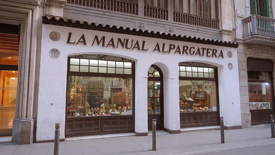 La Manual Alpargatera és l'últim taller de Barcelona que encara fa les espardenyes artesanalment