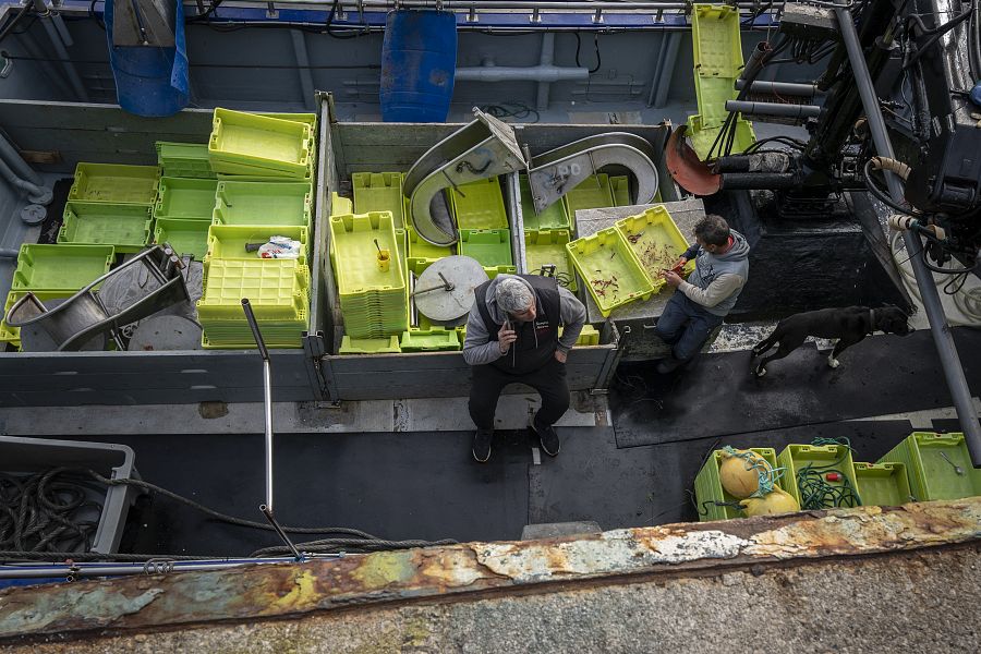 Marineros en la embarcación Siempre Nécora, el primer barco en llegar al lugar del suceso