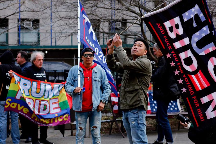 Partidarios del expresidente estadounidense Donald Trump protestan frente a la oficina del fiscal del distrito de Manhattan, en Nueva York.