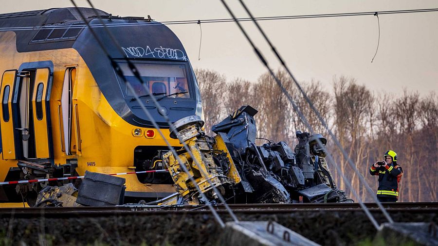 Los servicios de emergencia trabajan en el lugar donde se ha producido el descarrilamiento
