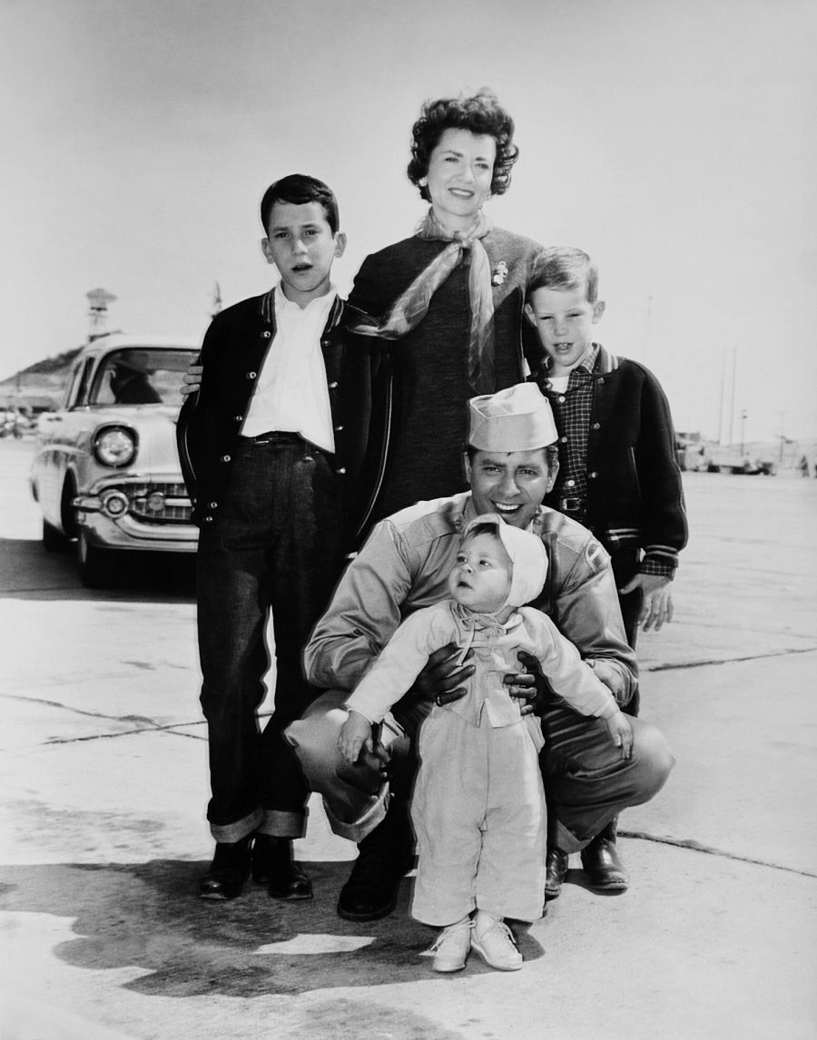 Jerry Lewis junto a su esposa Patti Lewis y sus tres hijos