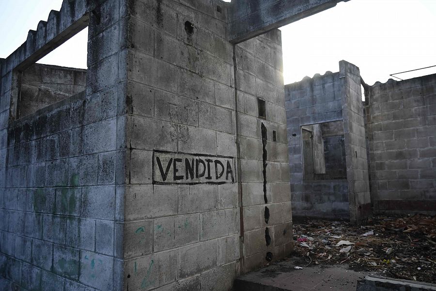 Una de las casas abandonadas por sus propietarios debido a las amenazas de las pandillas y recuperadas por militares y policías en La Campanera