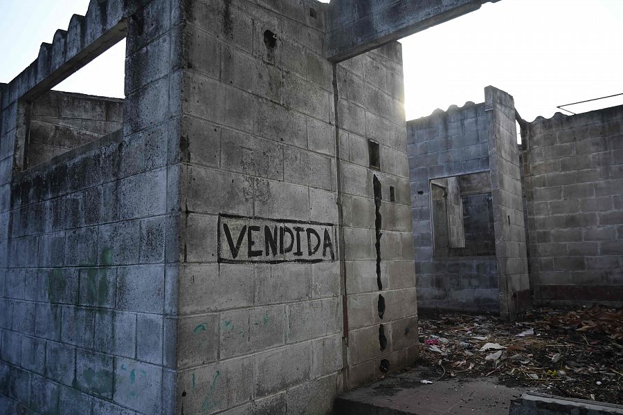 Una de las casas abandonadas por sus propietarios debido a las amenazas de las pandillas y recuperadas por militares y policías en La Campanera