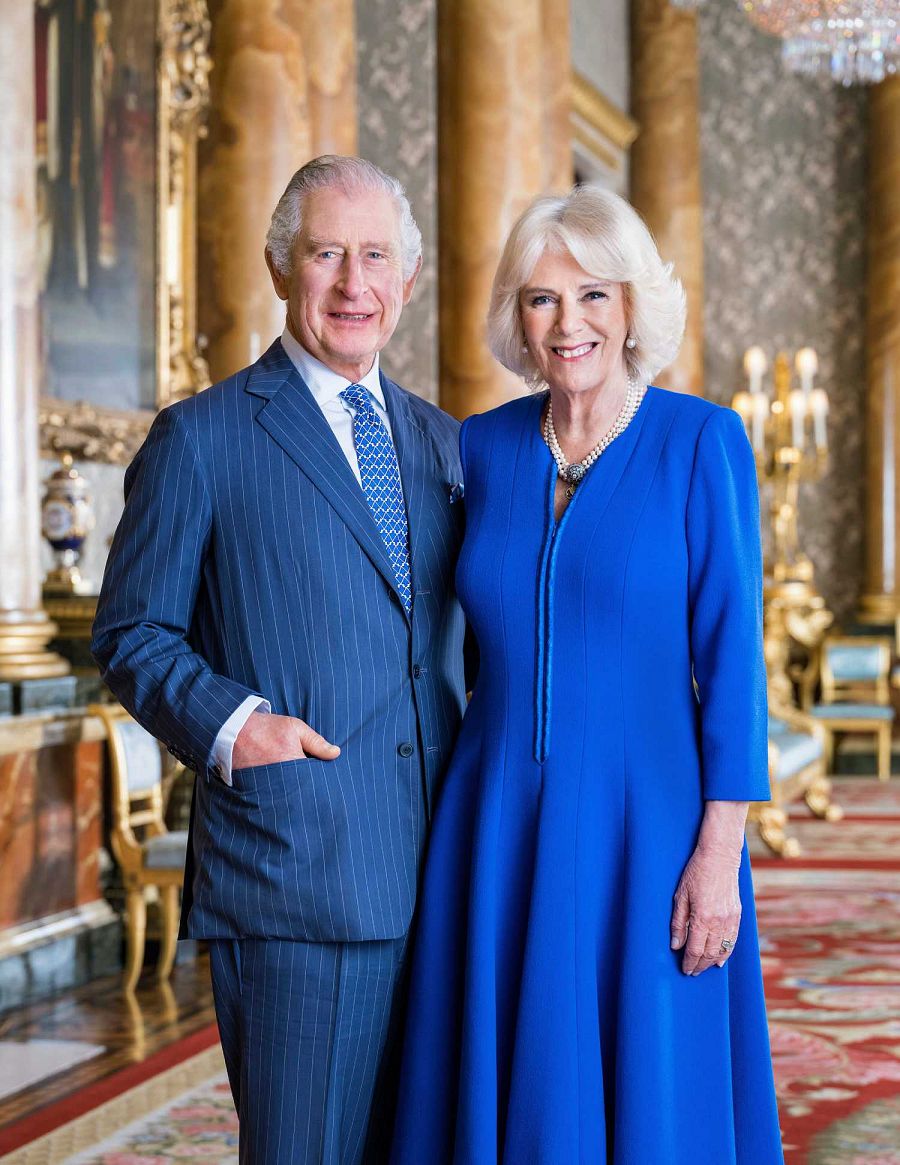 El rey Carlos III de Gran Bretaña y Camilla, la reina consorte, en el Salón Azul del Palacio de Buckingham, Londres.