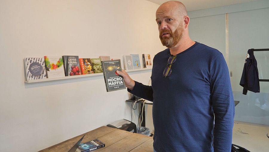 Periodista Woulter Laumans con su libro