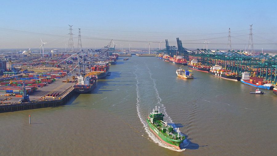 Un barco entra al puerto de Amberes