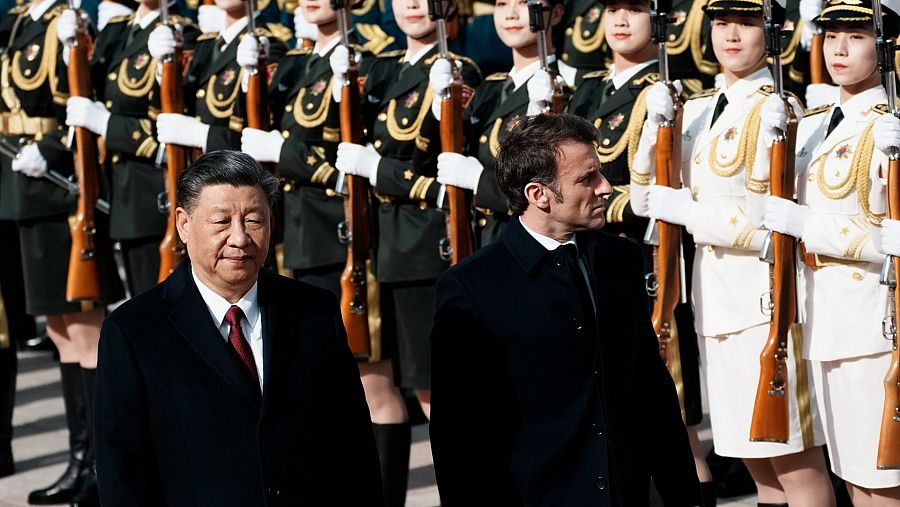 Los presidentes de China y Francia pasan revista a las tropas durante la ceremonia de bienvenida previa a su reunión en Pekín