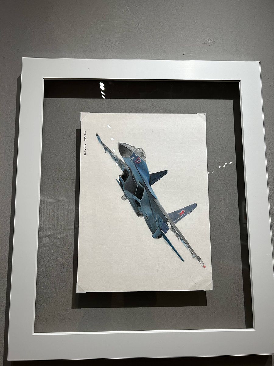 Dibujo de un avión hecho por Víxtor But expuesto en Mosfilm