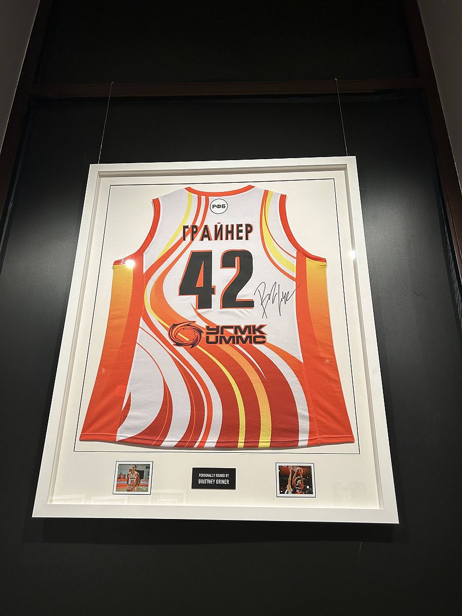 Camiseta firmada de la jugadora de baloncesto Brittney Griner por quien fue canjeado Víktor But