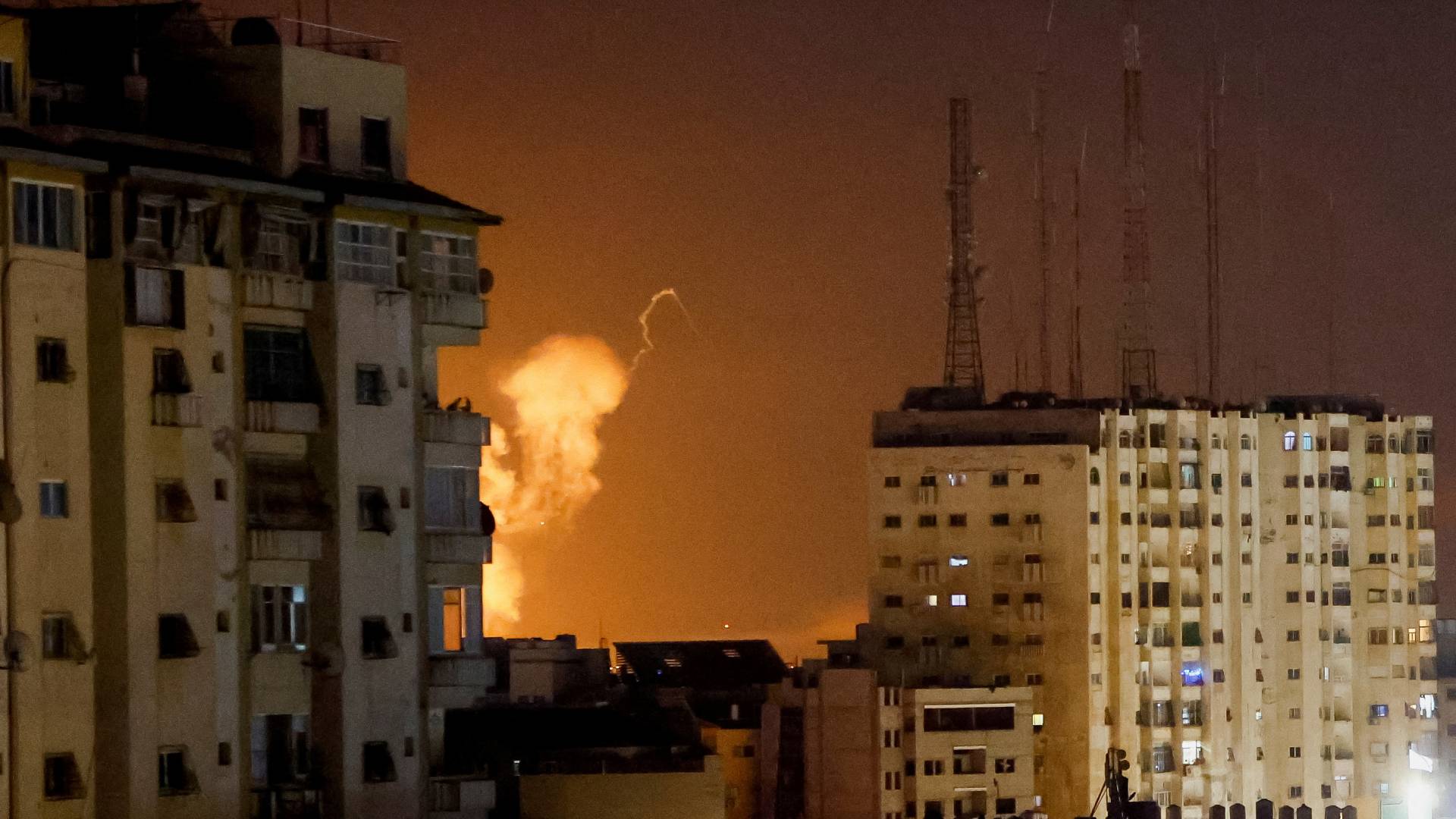 Israel Bombardea Líbano Y La Franja De Gaza