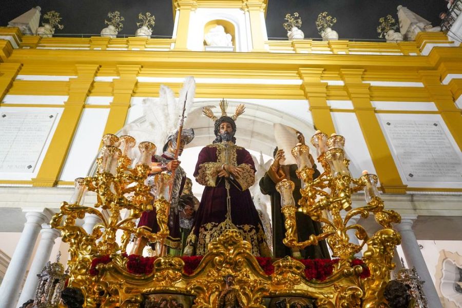 El Cristo de la Sentencia saliendo de la Basílica de la Macarena, con los Armaos de la Centuria detrás del paso para iniciar de madrugada su estación de penitencia.