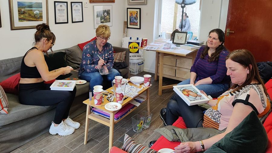 Mujeres de ambas comunidades ¿católica y protestante- se dan cita cada jueves para hacer manualidades