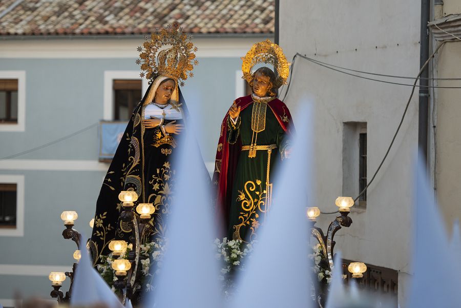 Nuestra Señora de la Amargura y Juan Apóstol durante la procesión del Silencio en Cuenca.