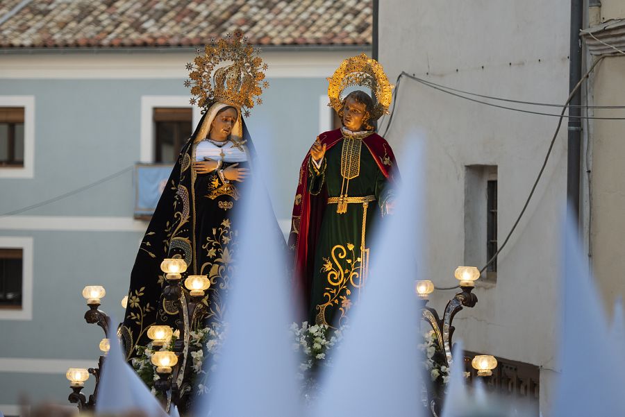 Nuestra Señora de la Amargura y Juan Apóstol durante la procesión del Silencio en Cuenca. 