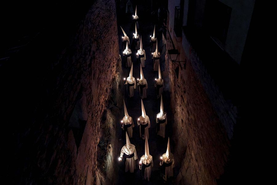 Penitentes sostienen velas durante la procesión de Jesús Yacente, Zamora.