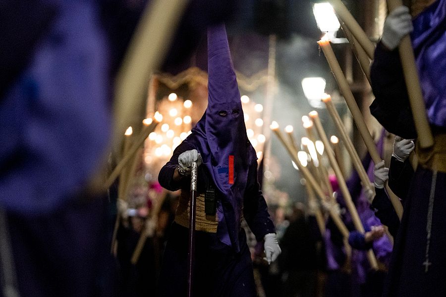 Penitentes portan velas en la procesión de Jesús el Pobre y María Santísima del Dulce Nombre