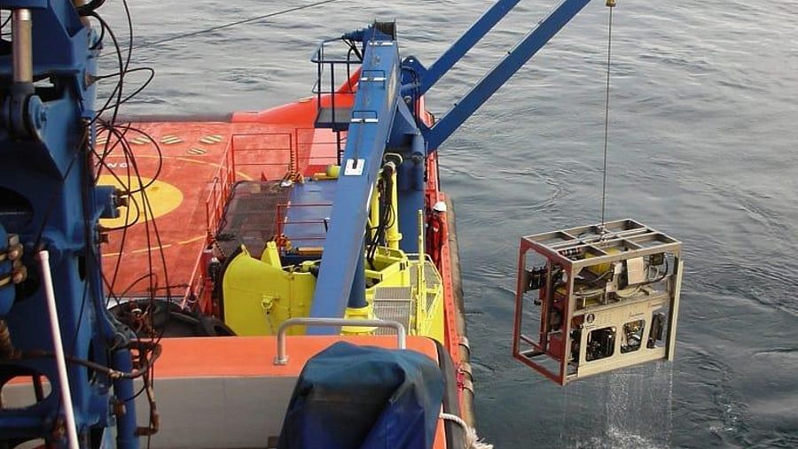 Momento en el que el robot de Salvamento Marítimo era sumergido