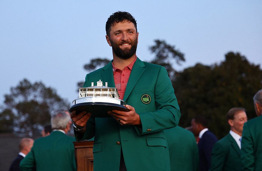 El español Jon Rahm con su chaqueta verde y trofeo tras ganar el Masters de Augusta.