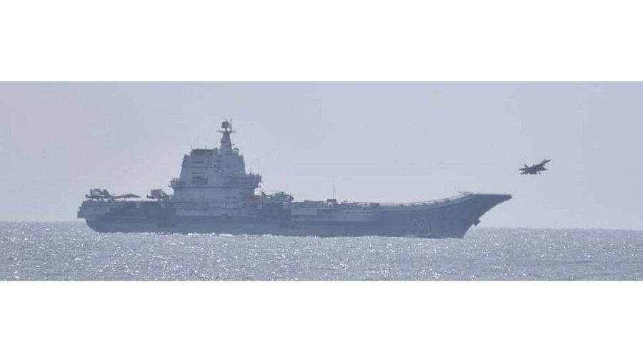 Un avión despega del portaaviones chino Shandong en el Pacífico, al sur de Okinawa (Japón), el 10 de abril. Foto: Oficina del Mando Conjunto del Ministerio de Defensa de Japón, vía Reuters. 