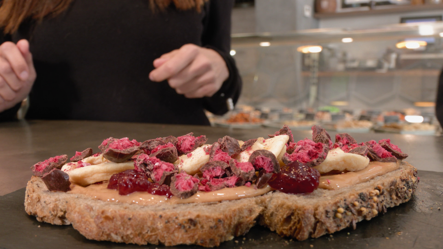 Tostata con crema de cacahuete