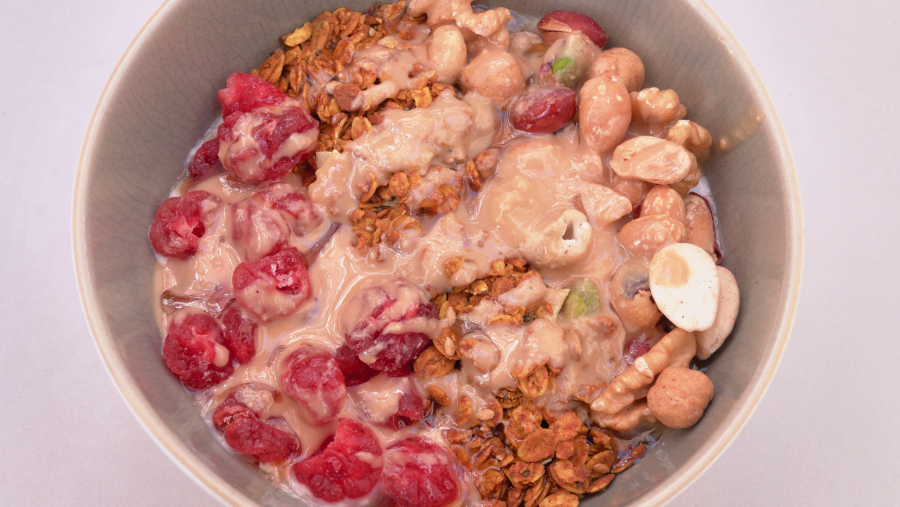 Bol de yogur con frutos secos, granola y miel