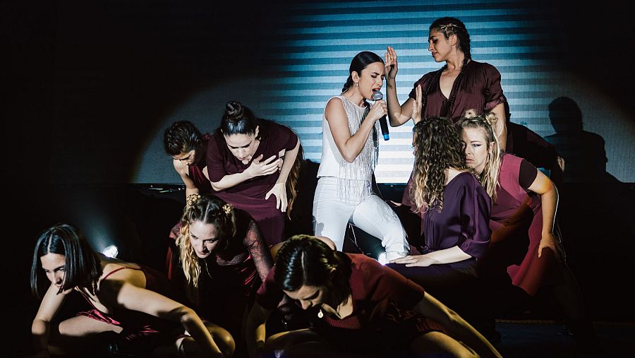 PrePartyES | Blanca Paloma acompañada por ocho bailarina y dos palmeras