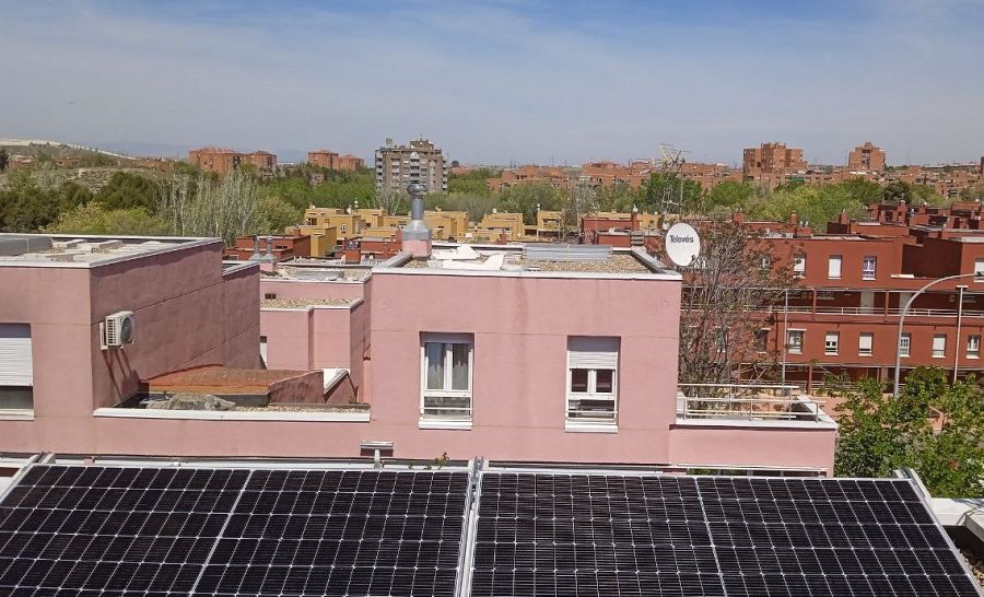 Uno de los tejados de la urbanización Pablo Iglesias, donde esta semana ha comenzado la instalación de placas solares