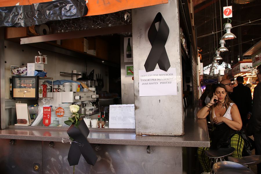 El bar Pinotxo de la Boqueria, ahir, amb llaços negres per la mort de Joan Bayén