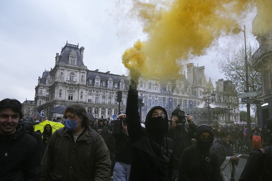 Un grupo de manifestantes con bengalas en la plaza del Ayuntamiento de París