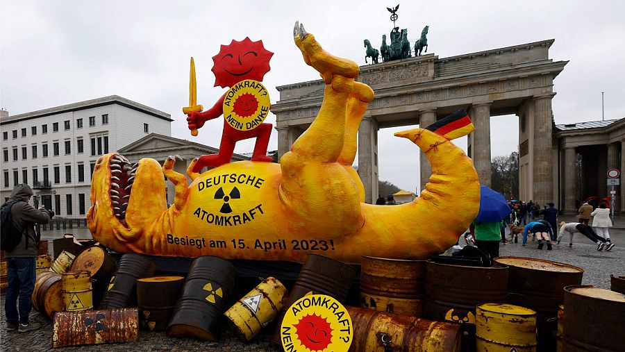 Manifestación ecologista en Berlín para celebrar el final de las centrales nucleares en Alemania. Un dinosaurio representa la energía nuclear derrotada frente a la Puerta de Brandenburgo. Foto:  Odd ANDERSEN / AFP